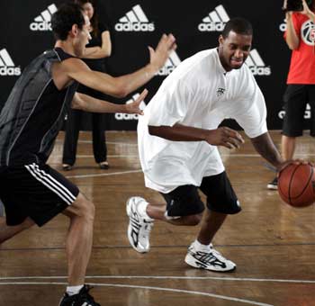 Star coach: NBA star Tracy McGrady of the Houston Rockets coaches students of Beijing Union Universty August 30, 2005. McGrady is in China to attend a series of promotional activities hosted by Adidas. [Xinhua]