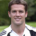 England striker Michael Owen agreed a four-year contract to join Newcastle United on Tuesday, ending an unhappy year at Real Madrid.