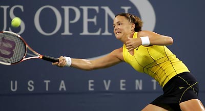Lindsay Davenport of the U.S. hits a return to Li Na of China during their match at the U.S. Open in Flushing Meadows, New York, August 30, 2005.