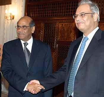 Pakistan's Foreign Secretary Riaz Mohammad Khan (R) greets his Indian counterpart Shyam Saran before the start of their meeting at the Foreign Ministry in Islamabad September 1, 2005. Top diplomats from nuclear-armed Pakistan and India began talks on Thursday aimed at nudging forward a slow-moving peace process and preparing the ground for a meeting between their leaders later this month. 
