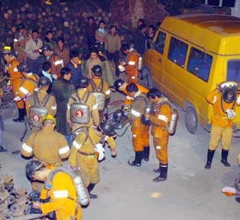 Chinese rescuers are ready to enter a coal mine pit for a rescue mission at a coal mine in Zhongyang County, North China's Shanxi Province September 6, 2005. Seventeen miners were killed in a gas burning accident at the mine. [Xinhua]