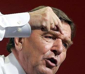 Germany's Chancellor Gerhard Schroeder gestures during his speech at an election campaign rally in Muenster, western Germany, September 12, 2005. [Reuters]