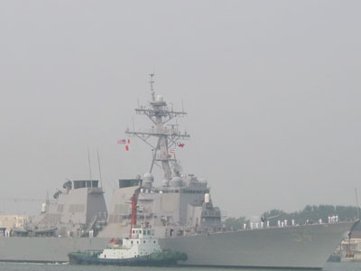 A top grade US guided missile destroyer arrived at one of China's main ports as part of efforts by the two countries to increase military-to-military exchanges, AFP reported. 