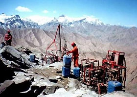 Chinese employees of China National Petroleum Corp. (CNPC) work at Tarim Oil Field, a branch company of CNPC, in northwest China's Xinjiang Uygur autonomous region in this October 10, 2004 file photo. 