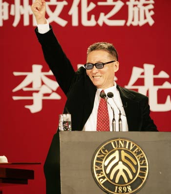 Taiwan writer Li Ao gestures while delivering a speech at the Peking University in Beijing September 21, 2005. Li's first mainland trip in 56 years will also takes him to Tsinghua University and Fudan University. [newsphoto]