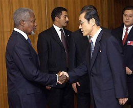 Choe Su Hon, Vice Minister of Foreign Affairs from North Korea (2nd R) greets U.N. Secretary General Kofi Annan (L) during the 60th General Assembly at the United Nations in New York September 21, 2005. 
