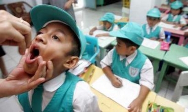 An Indonesian child receives polio drops during a mass polio vaccination in Jakarta September 27, 2005.