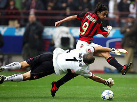 AC Milan's Filippo Inzaghi (R) challenges Palermo's goalkeeper Nicola Santoni during their Italian Serie A soccer match at the San Siro Stadium in Milan, northern Italy, October 23, 2005.