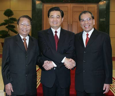 Chinese President Hu Jintao (C) shakes hands with Vietnam's Communist Party General Secretary Nong Duc Manh (R) and President Tran Duc Luong at the party's head office in Hanoi October 31, 2005. Hu is in Hanoi on a three-day official visit. [Xinhua]