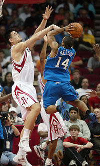 ouston Rockets center Yao Ming (L) defends the basket against Orlando Magic guard Jameer Nelson in the second half of NBA action as the Magic beat the Rockets 76-74 in Houston November 8, 2005.