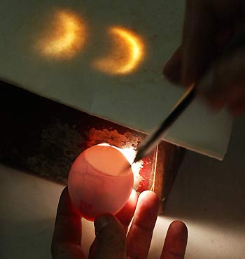 A virologist marks a SPF (specific pathogen free) egg for inoculation during a bird flu detection test at Portugal's Veterinarian Institute in Lisbon November 8, 2005. Global health experts said on Tuesday it would be possible to produce 900 million doses of a new vaccine against a pandemic flu outbreak but even that would not be enough to meet demand. Some 400 animal and health experts meeting at the World Health Organisation in Geneva want to build up regional stockpiles of antiviral drugs to counter a possible pandemic virus that could travel around the world in three to four months.