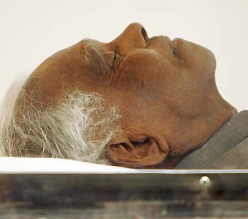 Former Indian president K. R. Narayanan's body lays in a casket for people to pay respect to in New Delhi November 10, 2005. Narayanan, 85, died on Wednesday of pneumonia and renal failure, the government said in a statement.