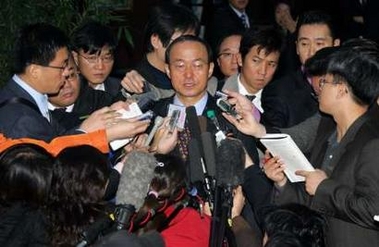 Song Min-soon, South Korea's Deputy Foreign Minister and top negotiator for the six-party talks, speaks to journalists on his way to nuclear talks from his hotel in Beijing November 10, 2005.