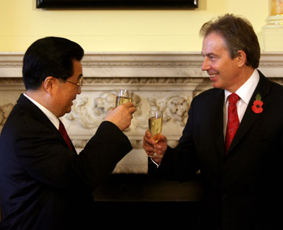 Chinese President Hu Jintao and British Prime Minister Tony Blair reached vital consensus on Wednesday on promoting the existing comprehensive strategic partnership to a higher level. 