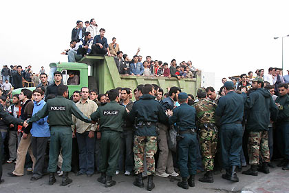 olice form a cordon as bystanders and anxious relatives gather near the site of a plane crash in Tehran December 6, 2005. 