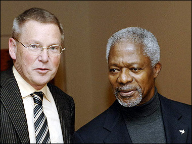 German prosecutor Detlev Mehlis (L) with UN Secretary General Kofi Annan at Annan's residence in New York.