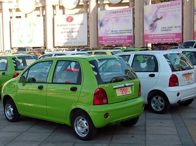 The central government yesterday issued a notice to encourage the use of environmentally-friendly, low- emission cars. 