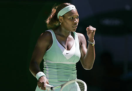 Serena Williams of the U.S. urges herself on against Camille Pin of France at the Australian Open tennis tournament in Melbourne January 18, 2006. [Reuters]