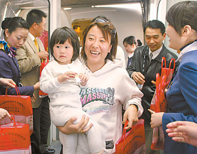 Passengers disembark from Xiamen Airlines' Flight MF884 at Gaoqi airport in Xiamen, a port city in East China's Fujian Province February 7, 2006. The flight, on its return from Kaohsiung, marked the end of the cross-Straits charter flights for this Spring Festival. [Xinhua]
