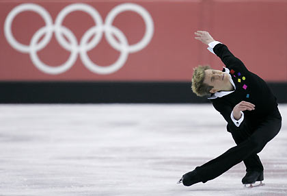 Jeffrey Buttle from Canada performs during the figure skating men's Short Program at the Torino 2006 Winter Olympic Games in Turin, Italy, February 14, 2006. [Reuters]