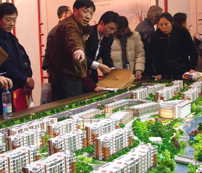 Citizens ask about information on a housing project at a housing exhibition in Shanghai in this photo taken on April 29, 2005. [newsphoto]