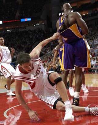 Lakers edges Rockets 92-88 in OT, leads 3-1