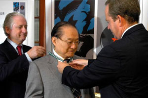 Chinese kung fu novelist given French arts honour