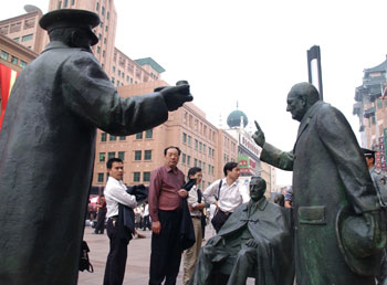 Sculpture exhibition to mark the war victory