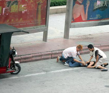 Dongguan woman's daylight attack caught on film