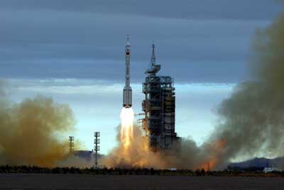 Shenzhou VI blasts off into sky