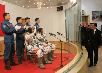 AFP: Chinese astronauts board craft