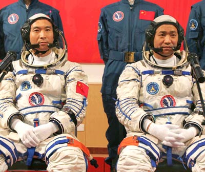 Shenzhou VI blasts off into sky