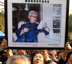 Ba Jin's funeral held amid tears, praise