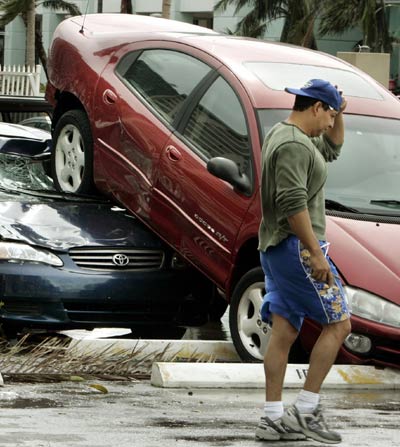 Hurricane Wilma batters Florida