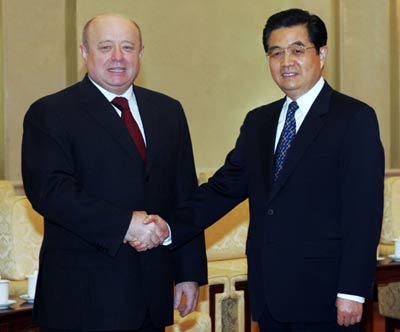 Hu meets with Russian PM