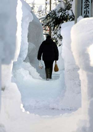 Japan hit by heavy snow storm