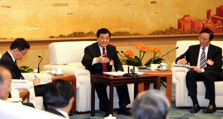 Top leaders join delegations in discussion