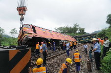4 killed as train derails in south China