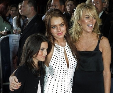 Lindsay Lohan's mom scolds exec for letter