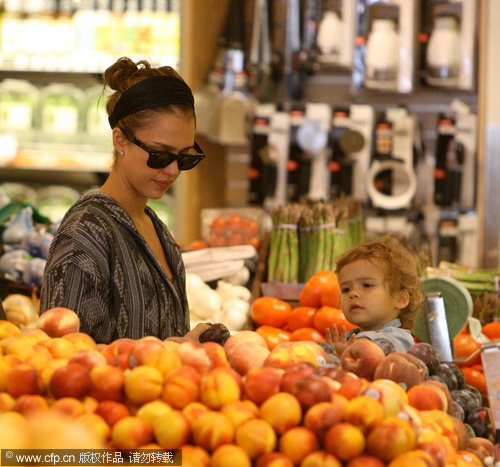 Jessica Alba shopping with family