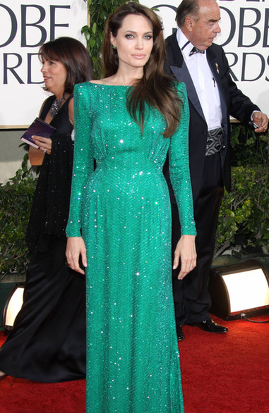 Angelina Jolie gets love pendant for Brad