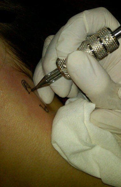 Avril Lavigne gets safety pin tattoo
