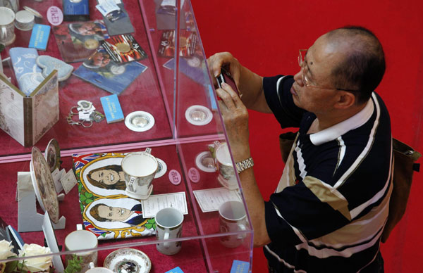 Royal wedding souvenirs hit the market