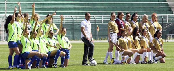 Miss Universe 2011 contestants play football in Sao  Paulo|Style|chinadaily.com.cn