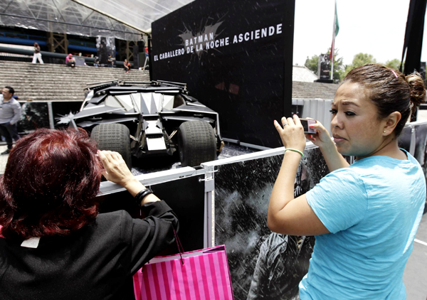 Fans of 'Dark Knight' wait for midnight premiere