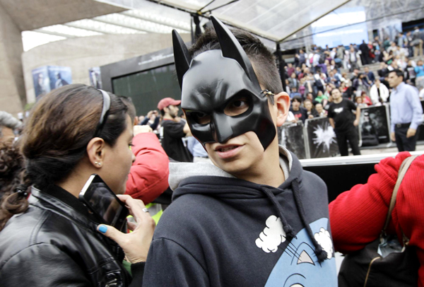 Fans of 'Dark Knight' wait for midnight premiere