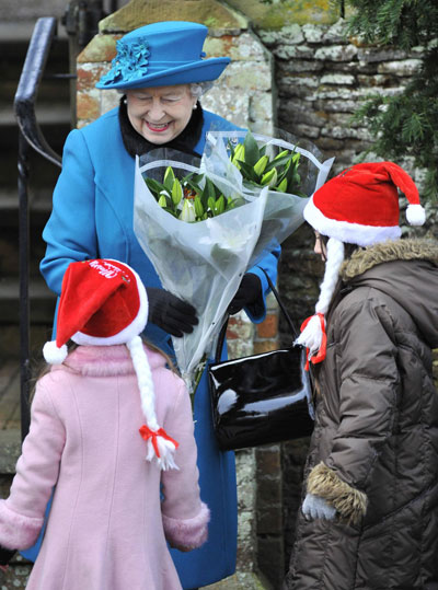 Queen delivers 1st Christmas message in 3D