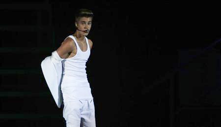 Justin Bieber collapses during London performance