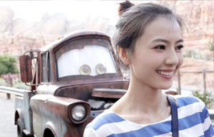 Actress Gao Yuanyuan rides through hutongs in Beijing