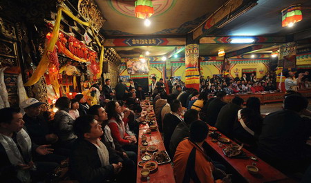 Tibetan folk and tourists dance in Shangrila
